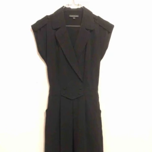  - Den lilla svarta från Warehouse storlek 34. Köparensyår för frakten. 