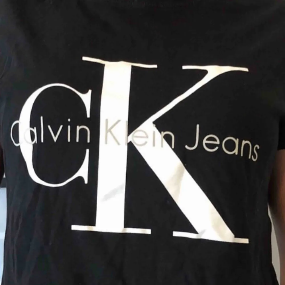 Svart skön snygg Calvin Klein topp.  Storlek: XS/S Nyskick (Köpt för: 499kr)  Startpris: 99 kr Köparen står för frakt! . T-shirts.
