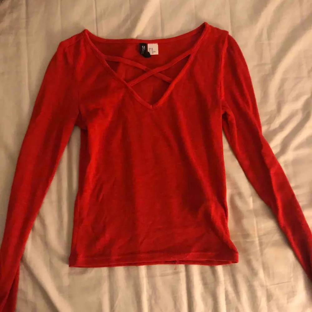 En röd tajt tröja med urigning, använder nt mer o har blivit för liten för mig!. Tröjor & Koftor.
