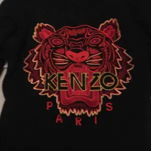 En Kenzo tröja som är använd några få gånger bara och säljer pga att den har blivit för liten. Köpt för 2200, lågt pris för att jag vill sälja snabbt. Storlek S men passar allt från S till M