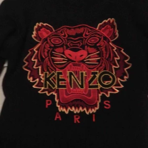  - En Kenzo tröja som är använd några få gånger bara och säljer pga att den har blivit för liten. Köpt för 2200, lågt pris för att jag vill sälja snabbt. Storlek S men passar allt från S till M