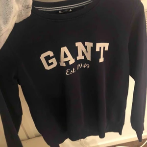  - Säljer min äkta gant tröja då den aldrig kommer till användning mer. Använd helt okej mycket, syns lite på texten därav det väldigt låga priset! Nypris runt 650-750ca