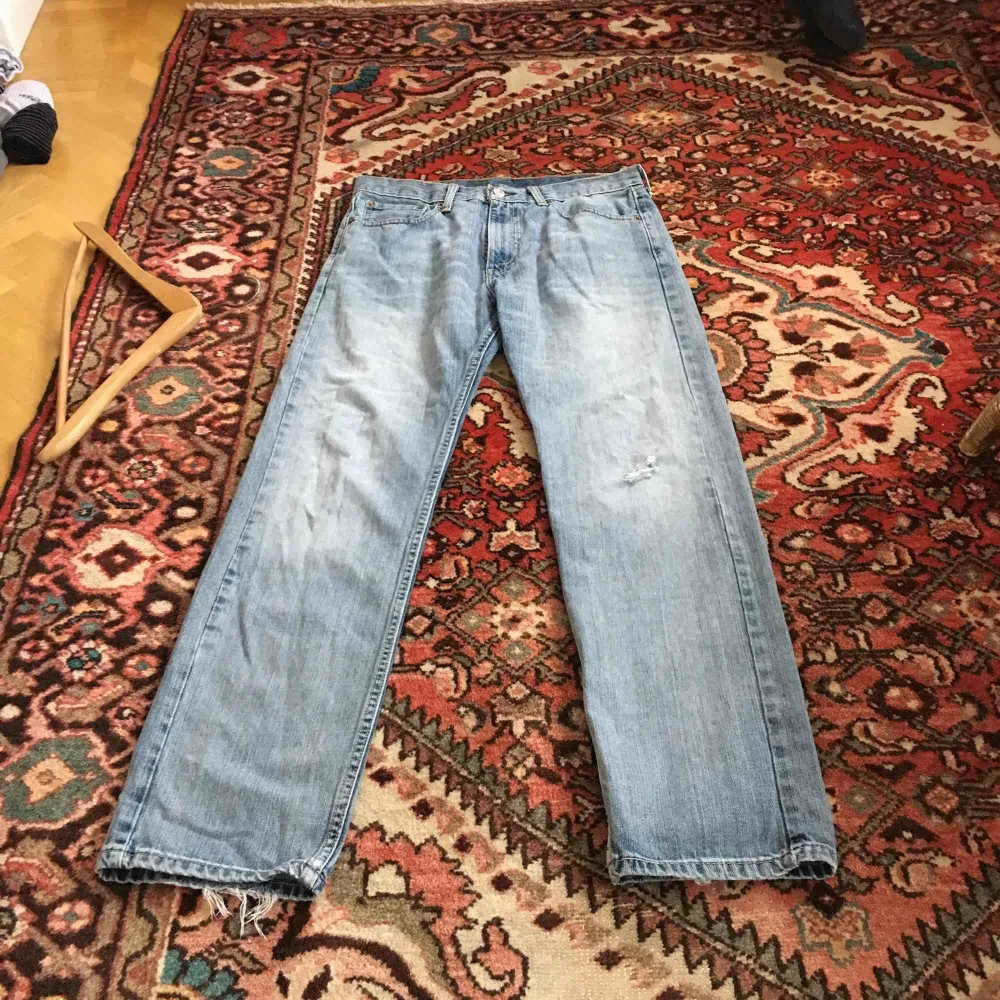 Supersnygga Levisjeans! Fint skick förutom att lappen har gått sönder som man ser på bild 1. Raka i benen. Köparen står för frakt🥰🥰. Jeans & Byxor.