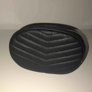  - En midjeväska/bältesväska i helt nytt skick. Använd några gånger. 