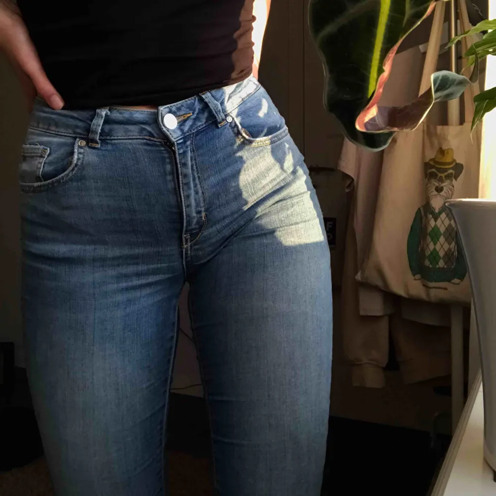FRAKT INGÅR! Super sköna skinny jeans. Välanvända men syns bara när man inte har dem på sig, de är lite skrynkliga men inget som syns vid användning. Anledningen till att jag säljer är att jag har ett likadant par till.. Jeans & Byxor.