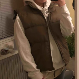  - Skitcool mörkgrön väst köpt på humana i fint skick<3 frakt tillkommer💕 säljer pga att den är i största laget