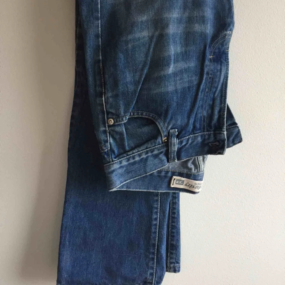 Skitsnygga jeans från Disel. Super fint skick med snygg färg. Jättebra passform, hyfsat högmidjade och raka ben. Köpare står för frakt. Annars möts vi på söder💕. Jeans & Byxor.
