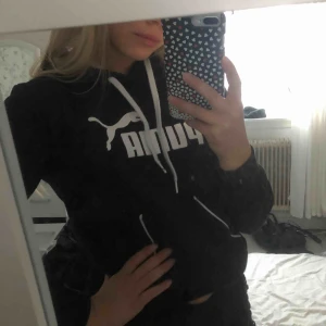  - En jätte härlig puma hoodie! Använd 2 gånger, men säljer för den är för liten för mig💗 köpte den för 449kr.  Den sitter JÄTTE fint!!! 