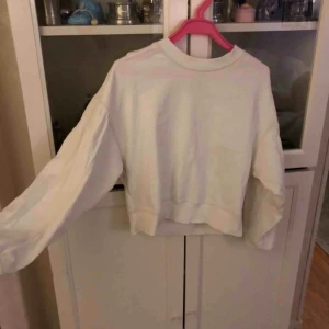 Vit tröja - Säljer en vit sweatshirt ish, hör av dig om du är intresserad💓💓 frakt: 66kr