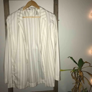  - En randig kostymjacka, jätte fint skick endast testad, köptes förra hösten! 🍂⚡️💞 Frakt: 50kr 