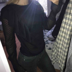  - Jättefin blus från Bershka som är använd fåtal gånger. Transparent på ärmarna. 