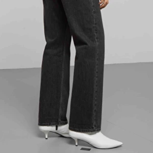  - Säljer dessa snygga jeansen från weekday då dom blivit försmå för mig💕 det är storlek 24/26, frakt kostar 59 kr🌟 