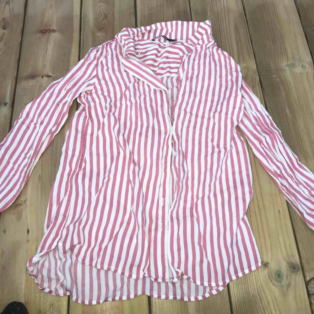 En ljus röd/rosa skjorta från bikbok. knappt använd så är i väldigt fint skick.. Skjortor.