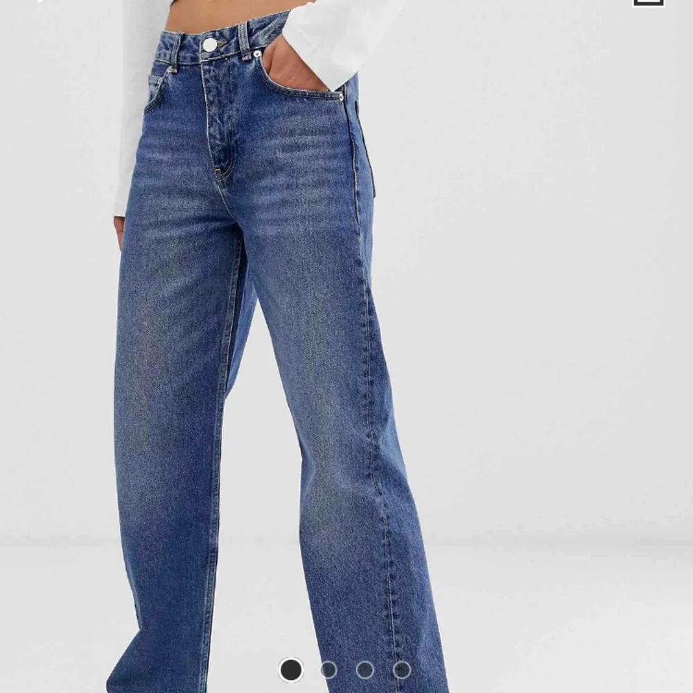 Snygga mörkblåa jeans, endast använda 1 gång så är helt som nya☺️ny pris är 450 kr, från asos.Frakt tillkommer💞. Jeans & Byxor.