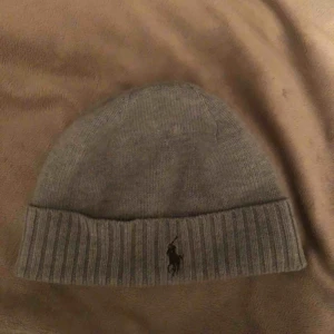  - Mössa från ralph lauren, nypris 500kr. Sminkfläckar på insidan av mössan men absolut inget som syns utifrån, jag står för frakten