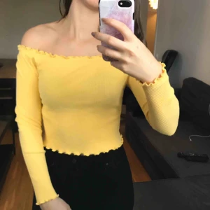  - Jättefin gul off shoulder tröja som inte kommer till användning tyvärr. En liten frakt tillkommer❣️