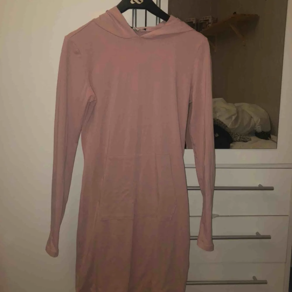 Smutsrosa hoodieklänning från nelly. Toppskick endast använd en gång! Passar nog S också eftersom den är stretchig🥰 köpt för 400kr. Klänningar.