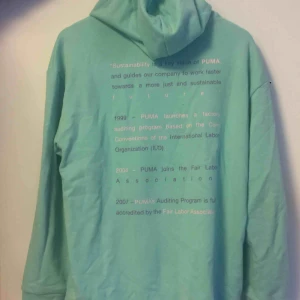  - En sjukt cool hoodie med blå turkos färg! Helt oanvänd!