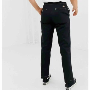  - Säljer mina svarta dockies eftersom att jag inte använder dem så mycket längre, de passar mig som vanligt vis har 27 i midja🌻 Nypris 600kr. Kan skicka om köparen står för frakt:)