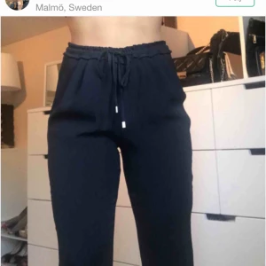  - Mörkblåa kostymbyxor köpta här på plick men dom var tyvärr försmå för mig. Bilderna är tagna från tidigare säljare. Frakt tillkommer!