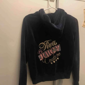  - • Finns på andra sidor • Juicy Couture zip up hoodie med snyggt tryck på ryggen, kommer inte ihåg vad originalpriset är men liknande hoodies går för 1200-2000kr, säljer därför denna för 650kr. Nytvättat, välanvänd. Köparen får stå för frakt.