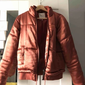  - Supersnygg vinterjacka från bubbleroom. Bronsfärgad och perfekt till hösten och vintern  Priset kan diskuteras! 