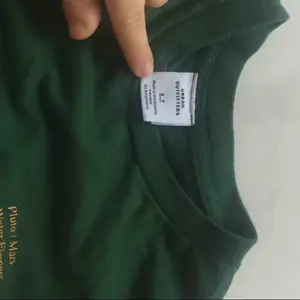 En mörkgrön cool och unik T-shirt från urban outfithers! Annorlunda och snyggt tryck i bak, väldigt bra skick!