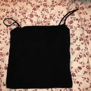  - Spagetti linne från ginatricot som är något kortare. Väldigt bekväm och i bra skick.