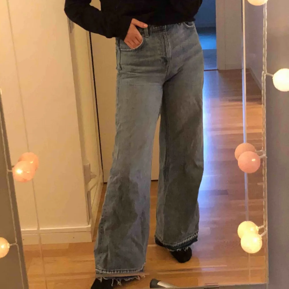 Säljer mina favoritjeans från Weekday i modellen Ace pga att de är lite för korta på mig. Såå sköna o snygga o passar till allt!!. Jeans & Byxor.