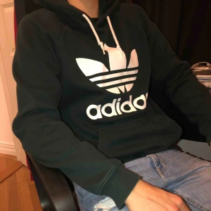  - Snygg och skön adidas hoodie i mörkgrön färg