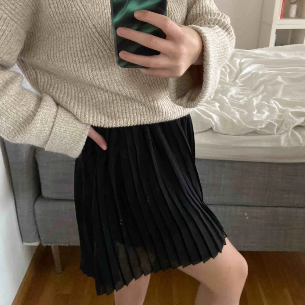 Säljer en nästan helt oanvänd svart kjol från Nakd!💕 Storlek XS, passar som S, jag är 167 cm lång.  Kan mötas upp i Stockholm, annars står köparen för frakt!  149 kr! . Kjolar.