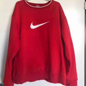 Röd Nike sweater i Storlek XL men kan användas av vem som helst pga hur man vill att den ska sitta. Tröjan är så gott som ny då den aldrig är använd. 