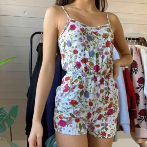 Blommig playsuit🌸 - Suuupersöt romper/playsuit🌸 i bra använt skick, säljer då den inte är min stil längre :( frakt inräknat!