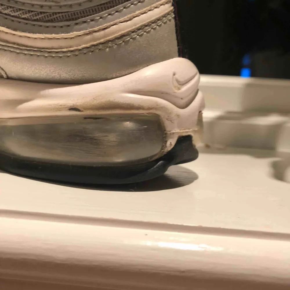 ⚡️Ett par Nike Air Max 97 i färgen Silver Bullet säljer jag nu pga brist på användning! De är inköpta för 1900 kr och är i använt skick. Frakt kostar 66kr extra, och möts gärna upp! Det är bara att höra av er om ni har någon fråga!💜⚡️. Skor.