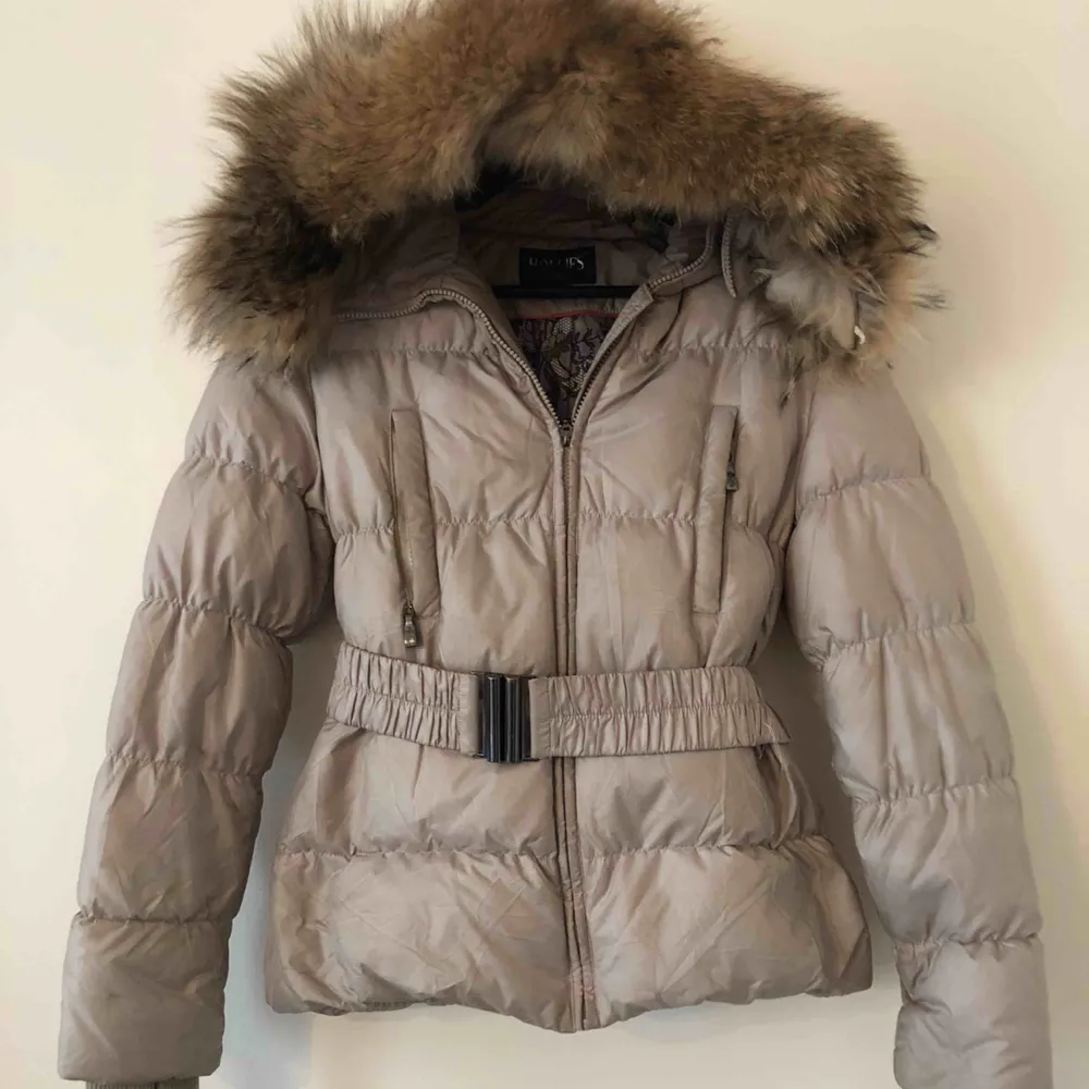 Hollies winter puffer Jacket with a real fur good!  Size 38 and in excellent condition.. Jackor.