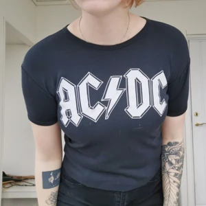  -  Snygg AC/DC tshirt. Tror jag köpt den på en festival eller liknande, på lappen står det "Skinni tee" + storlek. Stretching. Stor I storlek! Passar på mig som har stl 38. Använd nån enstaka gång.  Köparen står för frakten 🌠 