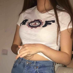  - Vit T-shirt från abercrombie & fitch med märke mitt på tröjan