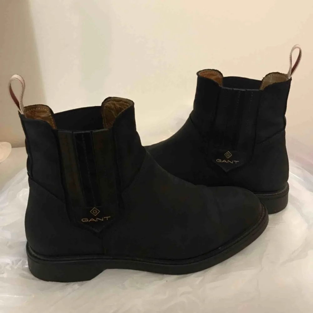 Säljer mina super snygga gant boots som är använda endast 1 vinter! Lädret och allt är äkta! Köpt från johnells för 1300/1400kr  Säljes för 800kr  Vid snabb affär kan jag gå ner i pris!  Kund står för frakt. Skor.