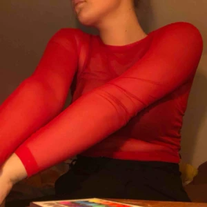  - fin genomskinlig röd tröja! frakt ingår 