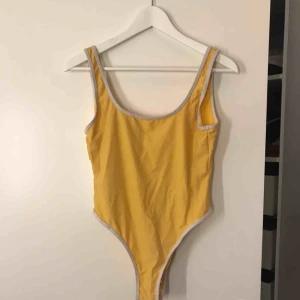  - Snygg baddräkt med djup rygg i från NA-KD⭐️ Använd 1 gång. Frakten är inkluderad i priset 