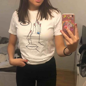  - Skitcool tshirt från Vero Moda köpt för ca 150kr för ett år sedan. Använd två gånger. Köparen står för frakt.💓