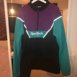  - Tröja från Reebok. Använd några få gånger ✨ Nypris omkring 800-900:- 💸 Finns i Rimbo📍Annars står köparen för frakten 💌