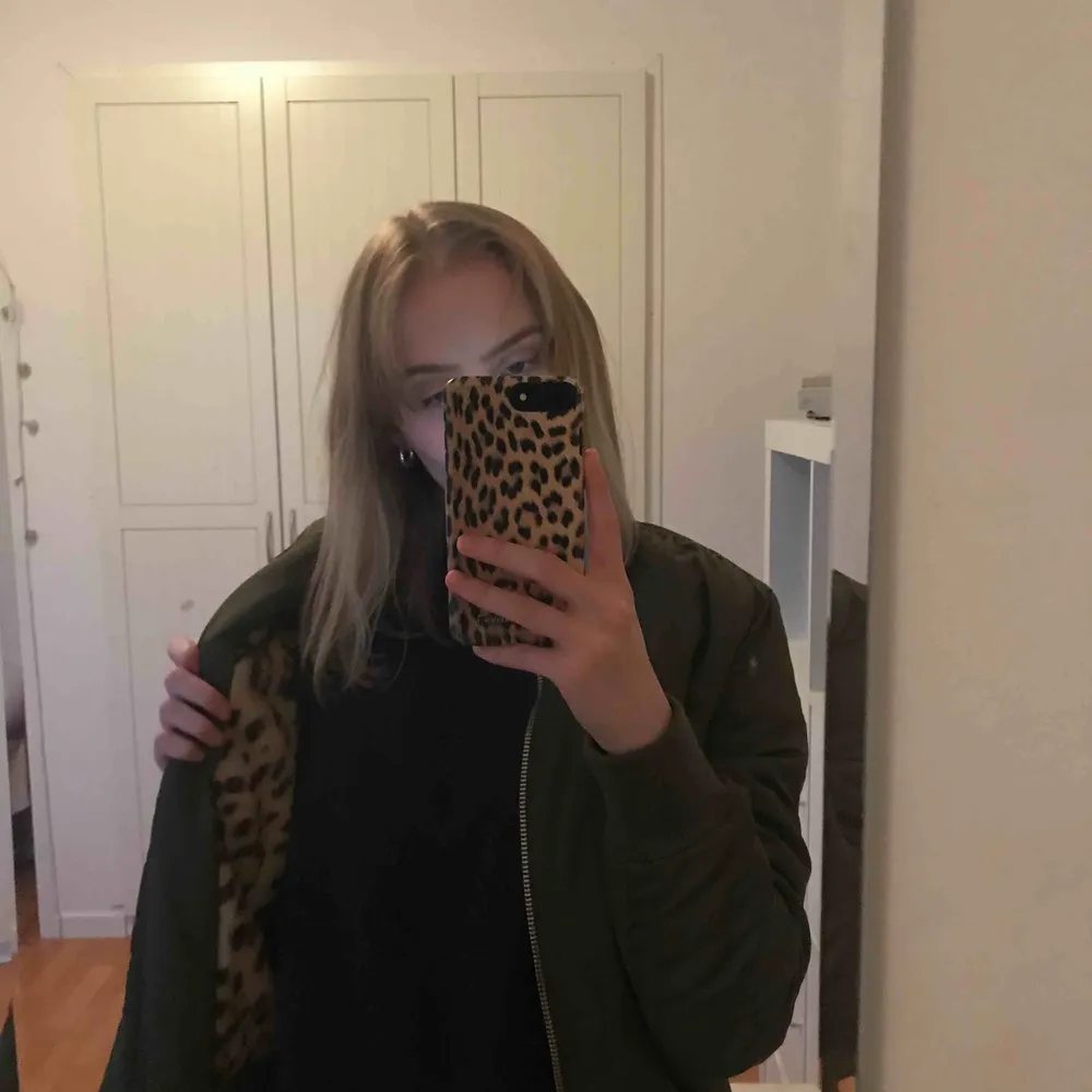 Mörkgrön bomberjacka med leopardmönstrat foder från Topshop. Mysig och varm. Kan mötas upp i Katrineholm/Norrköping eller fraktas mot en fraktkostnad. . Jackor.