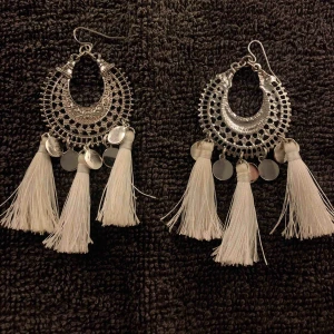  - Silvriga örhängen Med vita tassels Frakt tillkommer 9kr