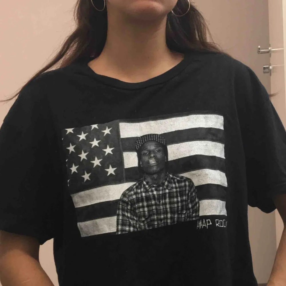 A$AP Rocky t-shirt.  (っ◔◡◔)っ MÅTT: Byst: 55,5cm Längd: 46cm Ärm: 18cm. T-shirts.