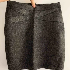  - Supersnygg kjol som är perfekt till nyår!  Köpt för 300kr. Använd 1 gång & den är som ny!  Fraktpriset står du för själv 😇