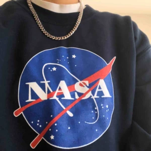  - Superskön sweatshirt med Nasa logga. Jättebra skick, aldrig använd pga lite för tajt för min smak :)  Möts i Stockholm, köparen står för frakt!