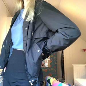  - Jacka från H&M,säljer pga inte min stil längre. Grå inuti även luvan(skickar bild i chatt om nån undrar).