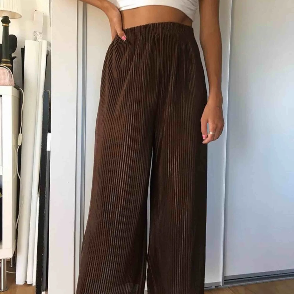 Bruna jättesköna flowy byxor 🤩🤩 Troligen köpta secondhand. Passar alla storlekar🤩 Kan mötas upp i Lund eller Malmö annars skickar jag (39kr frakt). Jeans & Byxor.