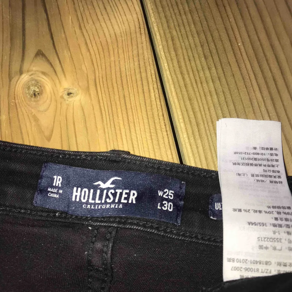 ett par svarta jeans med flera hål, köpta på Hollister. använda men i väldigt gott skick. . Jeans & Byxor.